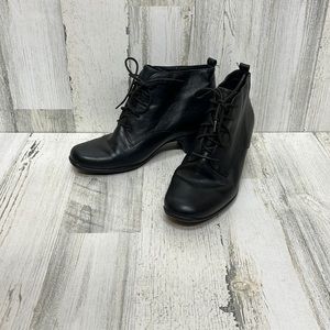 Clarks size 8 heeled booties